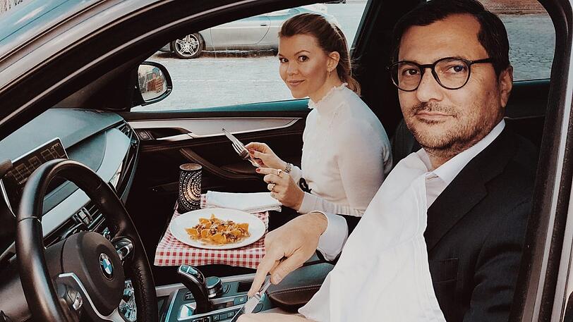 An Guadn: Das Ehepaar di Santo macht&rsquo;s vor und genießt Pasta/Oktopus im Auto vor ihrem Lokal.