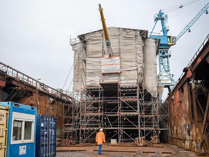 Blick auf das Segelschulschiff "Gorch Fock" im Trockendock in Bremerhaven.