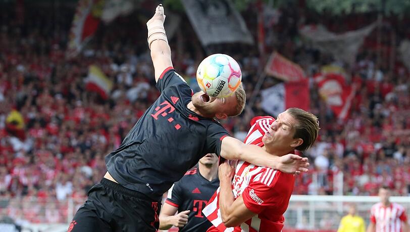 Ein Spitzenspiel als Schwerstarbeit: Julian Nagelsmanns (u.) Bayern um Abwehrchef Mathjis de Ligt (l.) wurden von Union und Kevin Behrens hart rangenommen.