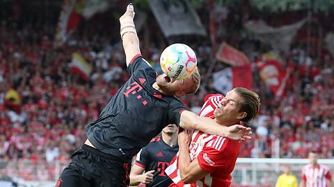 Ein Spitzenspiel als Schwerstarbeit: Julian Nagelsmanns (u.) Bayern um Abwehrchef Mathjis de Ligt (l.) wurden von Union und Kevin Behrens hart rangenommen.
