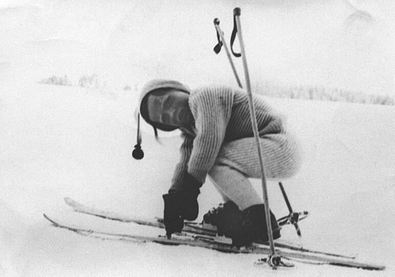 Früh übt sich, wer einmal Olympiasiegerin werden will: Die kleine Rosi Mittermaier im Winter 1954/55.