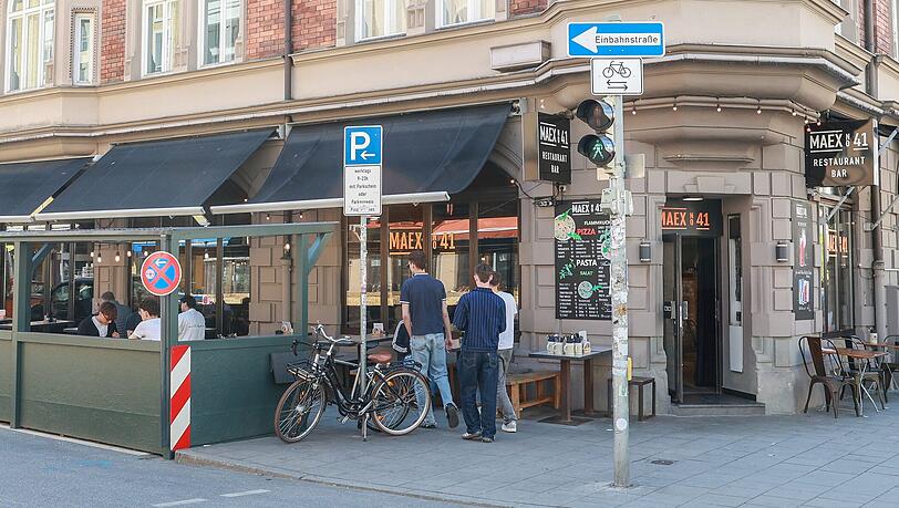 Auch das Maex41 im Uni-Viertel wurde vom KVR informiert, dass es womöglich seinen Schanigarten bald schon um 22 Uhr schließen muss. Auch das Maex41 im Uni-Viertel wurde vom KVR informiert, dass es womöglich seinen Schanigarten bald schon um 22 Uhr schließen muss.