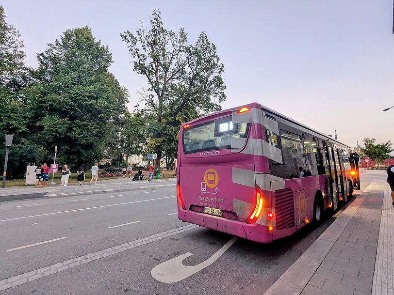 Die purpurfarbenen SEV-Busse haben in Straubing gerade Hochkonjunktur.