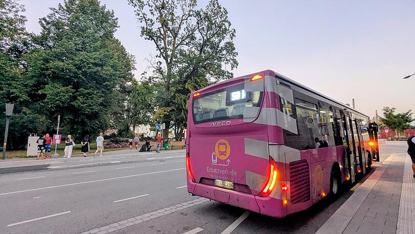 Die purpurfarbenen SEV-Busse haben in Straubing gerade Hochkonjunktur. Die purpurfarbenen SEV-Busse haben in Straubing gerade Hochkonjunktur.