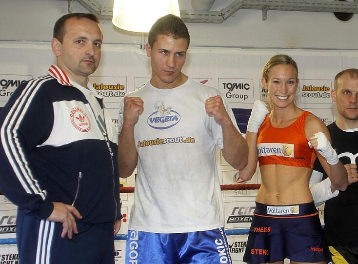 FLORIAN PAVIC, Kickboxen, Boxschule Steko;
Der 26-jährige Kickboxer kroatischer Abstammung ist seit drei Jahren Weltmeister. Der Diplom-Ingenieur der Technischen Physik wird von den Ex-Weltmeistern Pavlica und Mladen Steko trainiert und gemanagt.