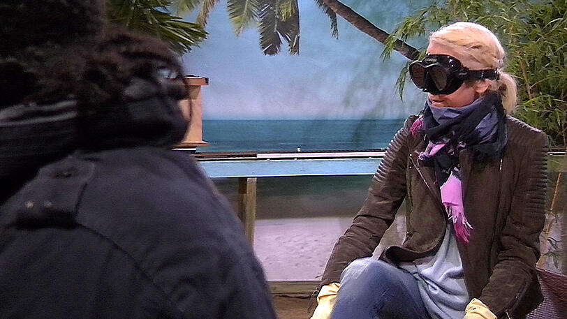 Die arme Jenny ist allergisch. Tapfer opfert sie sich aber für die Gruppe auf und sucht mit.
