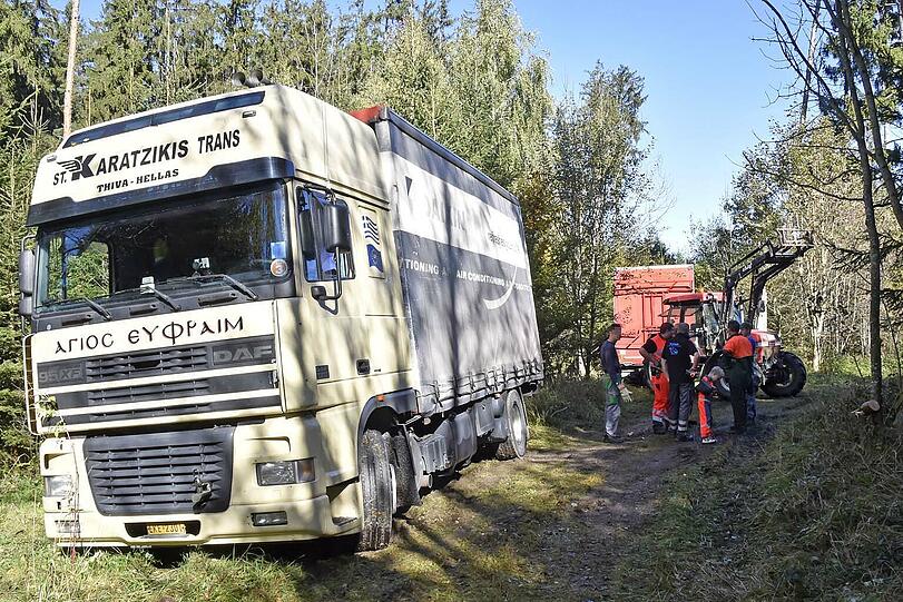 Nix geht mehr: Ein Lkw-Fahrer ist im Hofoldinger Forst steckengeblieben.