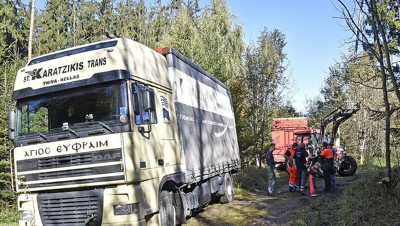 Nix geht mehr: Ein Lkw-Fahrer ist im Hofoldinger Forst steckengeblieben. Nix geht mehr: Ein Lkw-Fahrer ist im Hofoldinger Forst steckengeblieben.