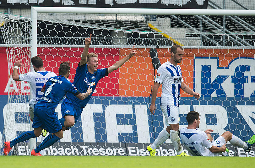 Paderborns Hauke Wahl (3.v.l.) jubelt mit Marvin Bakalorz (links daneben) über sein Tor zum 2:0 gegen den Karlsruher SC.