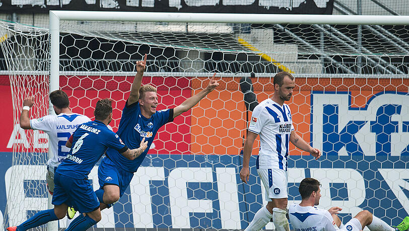Paderborns Hauke Wahl (3.v.l.) jubelt mit Marvin Bakalorz (links daneben) über sein Tor zum 2:0 gegen den Karlsruher SC. Paderborns Hauke Wahl (3.v.l.) jubelt mit Marvin Bakalorz (links daneben) über sein Tor zum 2:0 gegen den Karlsruher SC.