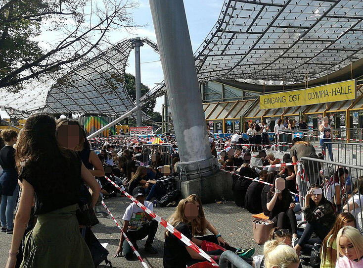 Warteten stundenlang: Fans vor der Olympiahalle.