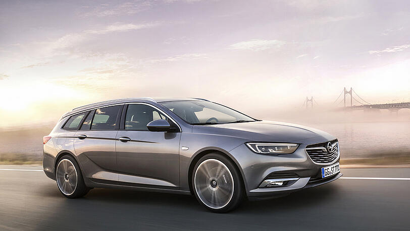 Schicker Express-Transporter: Der Insignia Sports Tourer zeigt wie die Limousine Ähnlichkeiten mit der Opel-Studie Monza Concept. Schicker Express-Transporter: Der Insignia Sports Tourer zeigt wie die Limousine Ähnlichkeiten mit der Opel-Studie Monza Concept.