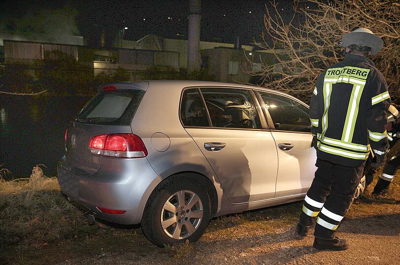 Vom eigenen Auto überrollt - die Bilder vom Unfallort in Trostberg.
