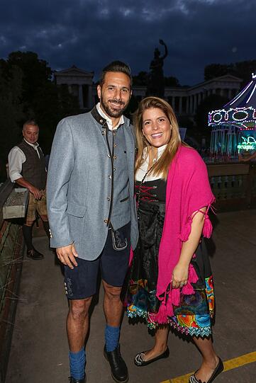 Ex-Bayern-Spieler Claudio Pizarro mit Ehefrau Karla Salcedo vor dem Käferzelt.