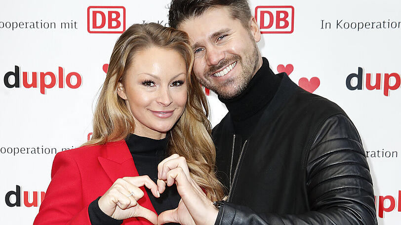 Jana und Thore Schölermann beim Valentinstagsevent von duplo und der Deutschen Bahn in Frankfurt