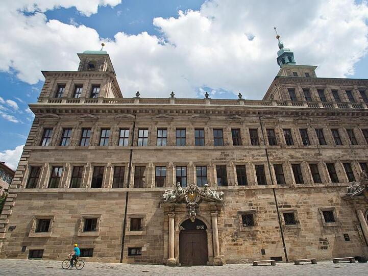 Blick auf die Westfassade des Alten Rathauses in Nürnberg. Foto: picture alliance/dpa/Archivbild