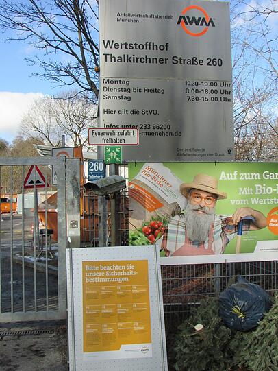 Auf dem gelben Schid steht's: "Keine Anlieferung zu Fuß." Auf dem gelben Schid steht's: "Keine Anlieferung zu Fuß."