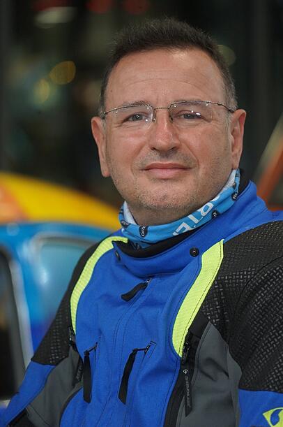 AZ-Interview mit Gabor Kovacs: Der Münchner (57) ist Chef der gemeinnützigen Motorradfreunde-Organisation Blue Peers. Die kümmert sich um Unfallopfer, bietet Fahrtrainings - und organisiert Motorraddemos zum Thema Unfallprävention.