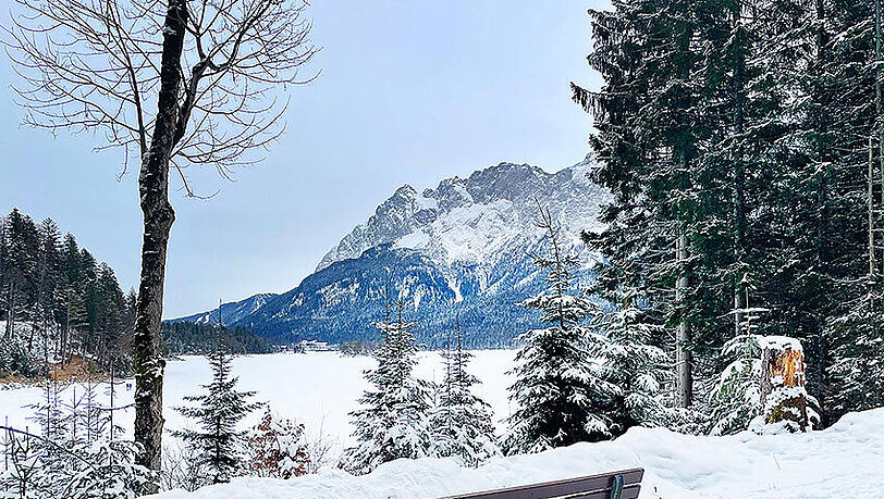 Ausblick auf den schneebedeckten Eibsee. Ausblick auf den schneebedeckten Eibsee.