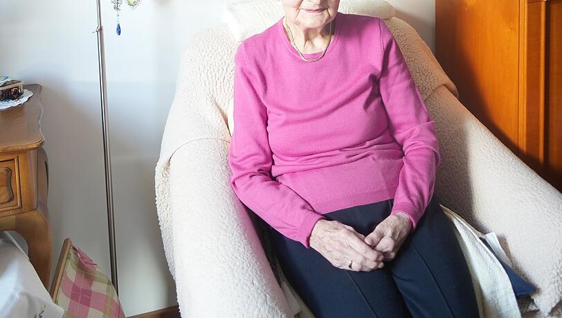 Die 95-jährige Hildegard Bäumer bekommt an Heiligabend Besuch von ihrer Tochter. Sie essen zusammen Weißwürste. Die 95-jährige Hildegard Bäumer bekommt an Heiligabend Besuch von ihrer Tochter. Sie essen zusammen Weißwürste.
