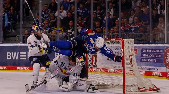 Bloß nicht noch einmal überrumpeln lassen: Mannheims Hännikänen (oben) knallt in EHC-Goalie Fitzpatrick.