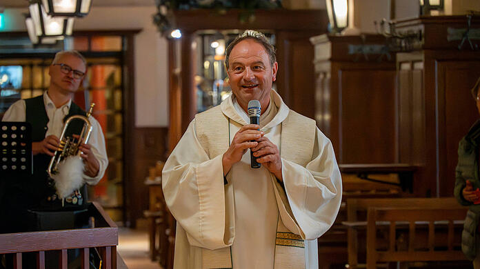 Wird den Gottesdienst für Löwen-Lichtgestalt Werner Lorant halten: Pfarrer Rainer Maria Schießler.