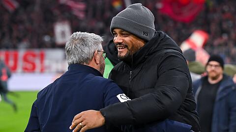 Bayern-Trainer Kompany (r) begr&uuml;&szlig;t den neuen Mainzer Coach Fischer.