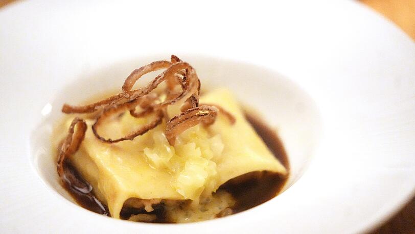 Hausgemachte Kalbs-Liebst&ouml;ckel-Maultaschen, Schmelzzwiebeln, Kalbsjus