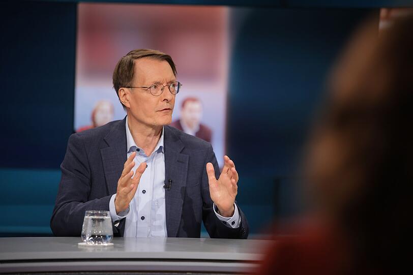 Bei "Hart aber fair" kritisiert Karl Lauterbach "dreierlei Arten von Angriffen" auf B&auml;rbel Bas.