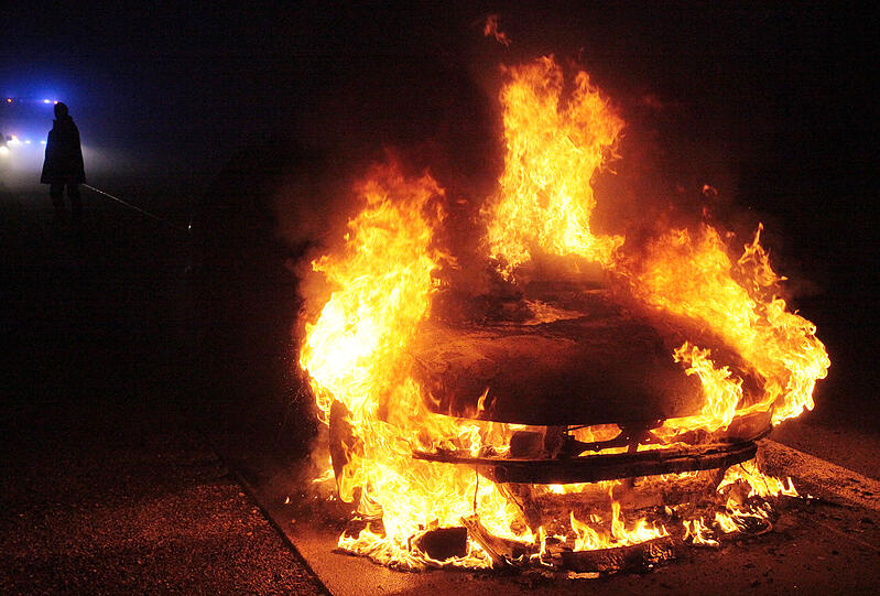 Brand auf der A94 Höhe Ampfing: Der Motor eines Auto hatte Feuer gefangen. Als die Feuerwehr eintraf, stand der Wagen bereits im Vollbrand. Die Bilder vom Feuerwehreinsatz.