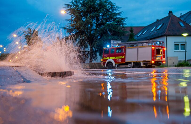 Sintflutartige Regenfälle haben in Freising mehrere Straßen überflutet. Die Feuerwehr hatte viel zu tun. Auch in den kommenden Tagen werden weiter starke Niederschläge erwartet.
