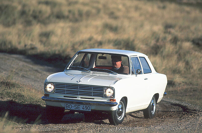 Der Opel "Kadett" gilt als weiterer Verkaufsschlager des Automobil-Konzerns. Der Slogan "Ein neues Auto aus einem neuen Werk" demonstrierte das Selbstbewusstsein von Opel. Das Modell war vor allem in den 60er- und 70er Jahren sehr beliebt.