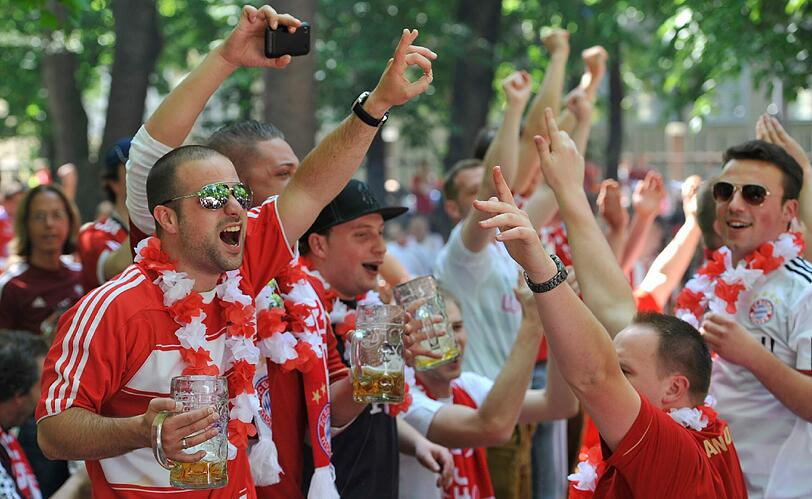 Ein Prosit der Fußball-Gemütlichkeit: Public Viewing in München.
