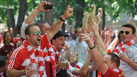 Ein Prosit der Fußball-Gemütlichkeit: Public Viewing in München.