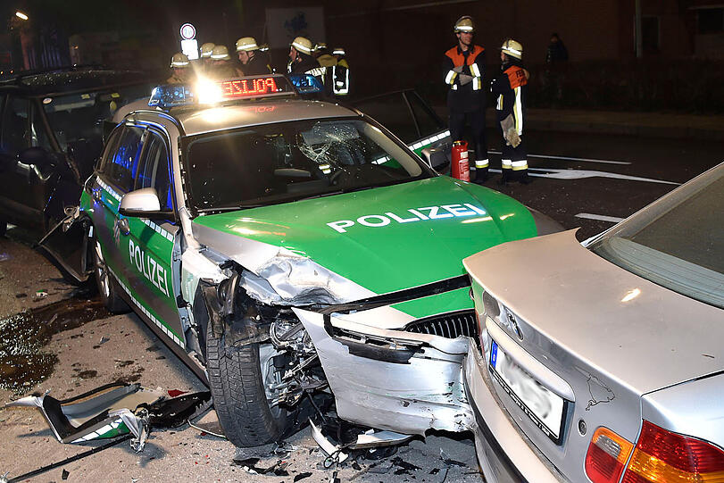 Die B 304 musste nach dem schweren Unfall für mehrere Stunden gesperrt werden - die Bilder vom Einsatz.