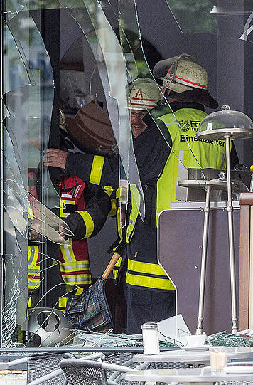 Die Bilder zeigen die völlig zerstörte Glasfront des Frankfurter Cafés.