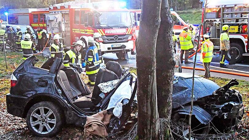 Bei einem Unfall auf der A8 in der Nähe des Irschenbergs sind am Sonntag drei Menschen ums Leben gekommen. Die Bilder von der Unfallstelle.