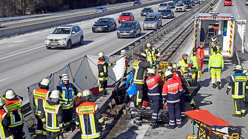 Zwei Personen wurden bei dem Unfall auf der A8 schwer verletzt. Etliche Gaffer auf der Gegenfahrbahn machten sogar Fotos vom Unfallort.