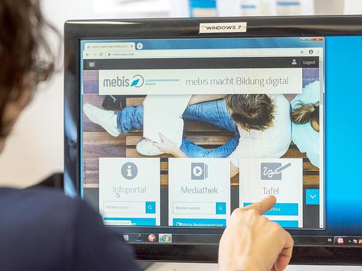 Eine Lehrerin sitzt im Anton-Bruckner-Gymnasium vor einem Computermonitor mit dem Programm "mebis &ndash; Landesmedienzentrum Bayern". Foto: Armin Weigel/dpa