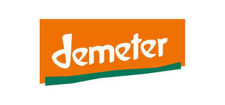 Demeter: Im Unterschied zu Bio- und Naturland ist die Enthornung der Kühe verboten. Bei der Fütterung gelten die gleichen Regeln. Anbindehaltung ist grundsätzlich erlaubt. Eine eingestreute Liegefläche für die Kühe ist Pflicht, maximal die Hälfte der Haltefläche darf Spaltenboden sein.