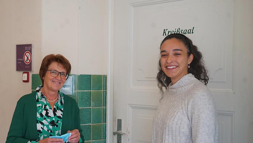 Die letzte Schulleiterin, Sonja Opitz-Kreuter, gemeinsam mit einer der letzten Schülerinnen. Im September ist Naomi Hampl fertig mit der Hebammenschule. Die letzte Schulleiterin, Sonja Opitz-Kreuter, gemeinsam mit einer der letzten Schülerinnen. Im September ist Naomi Hampl fertig mit der Hebammenschule.