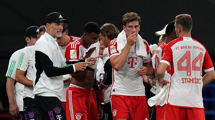 Trainer Thomas Tuchel (l) spricht mit Spieler Leon Goretzka (M).