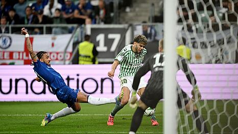 Abdessamad Ezzalzouli (M) erzielte für Betis Sevilla das 1:0 im Conference-League-Finale
