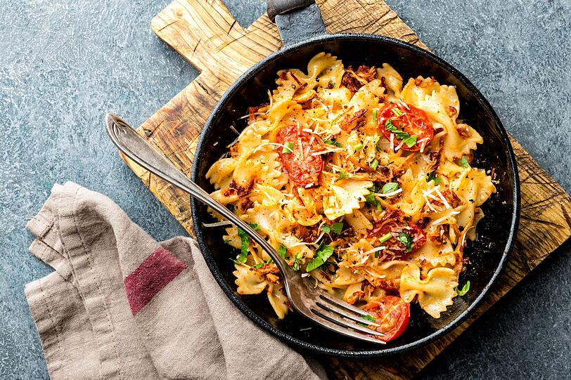 Diese One-Pot-Tomaten-Pasta geht auf TikTok viral. Geben Sie dazu 250 Gramm Spaghetti zusammen mit 250 Gramm halbierten Kirschtomaten, einer fein gewürfelten Zwiebel, zwei gehackten Knoblauchzehen und drei in dünne Streifen geschnittenen Speckscheiben in einen Topf. Dann gießen Sie 600 Milliliter Gemüsebrühe und einen Esslöffel Olivenöl darüber. Anschließend würzen Sie die Tomaten--Pasta mit einem Teelöffel italienischen Kräutern sowie Salz und Pfeffer. Diese One-Pot-Tomaten-Pasta geht auf TikTok viral. Geben Sie dazu 250 Gramm Spaghetti zusammen mit 250 Gramm halbierten Kirschtomaten, einer fein gewürfelten Zwiebel, zwei gehackten Knoblauchzehen und drei in dünne Streifen geschnittenen Speckscheiben in einen Topf. Dann gießen Sie 600 Milliliter Gemüsebrühe und einen Esslöffel Olivenöl darüber. Anschließend würzen Sie die Tomaten--Pasta mit einem Teelöffel italienischen Kräutern sowie Salz und Pfeffer.