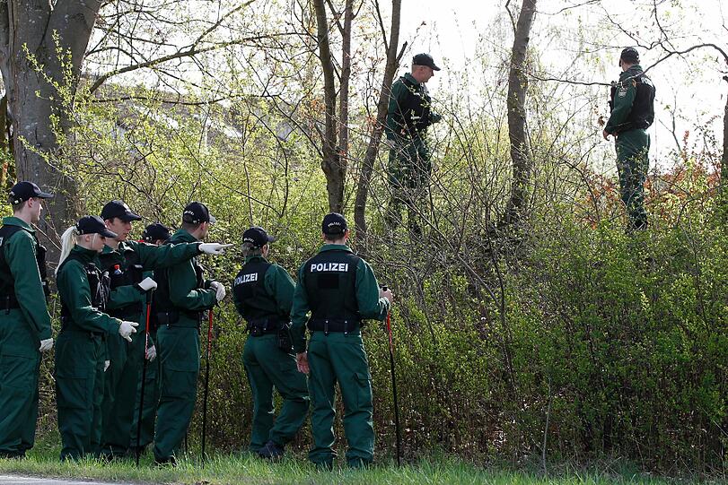 Rund 300 Polizisten suchen entlang der Wegstrecke von Krailling nach Peißenberg alles ab.