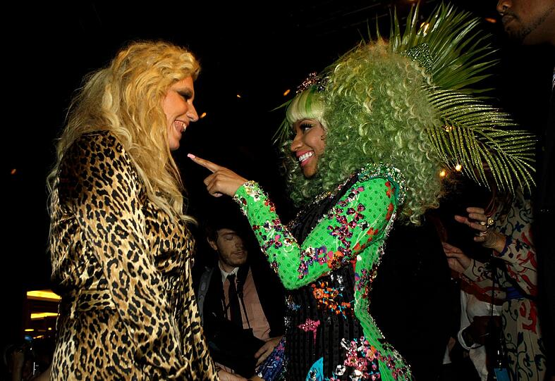 Kesha (l) und Nicki Minaj scherzen noch kurz vor der Show.