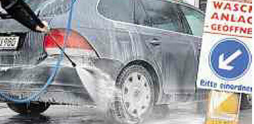 Vor der Fahrt in die Waschanlage ist ein Dampfstrahler nützlich