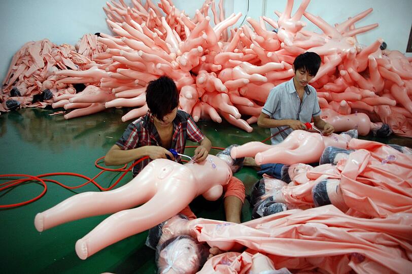 Gummipuppen in einer Fabrik in der südchinesischen Stadt Dongguan. Weil Millionen Männer keine Frau finden, boomt die Branche.