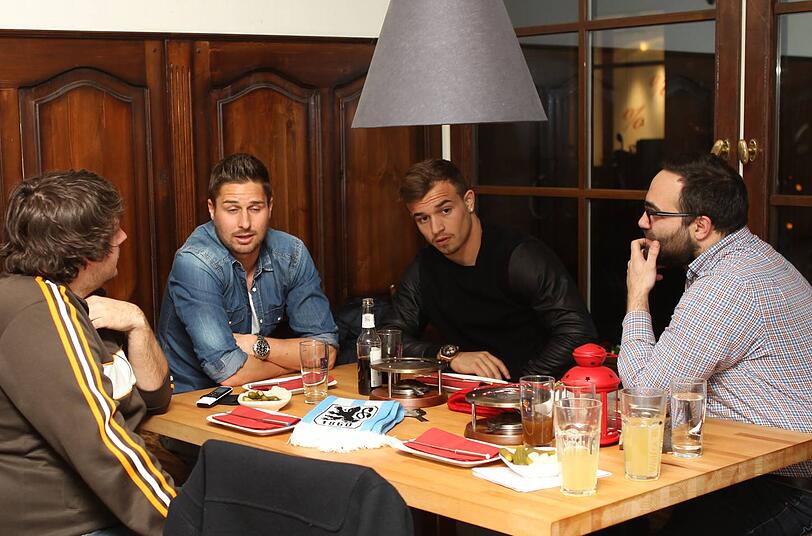 Xherdan Shaqiri vom FC Bayern München und Markus Steinhöfer vom TSV 1860 München beim Käsefondue-Essen in der Gärtnerplatz Alm mit den AZ-Reportern Florian Bogner (l.) und Filippo Cataldo.