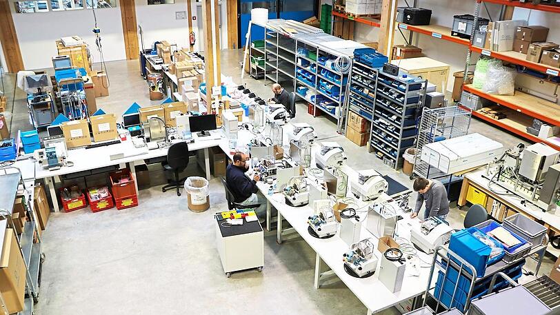 So sieht der Arbeitsplatz der beiden neuen Servicetechniker aus - wenn sie nicht gerade beruflich um die Welt reisen.